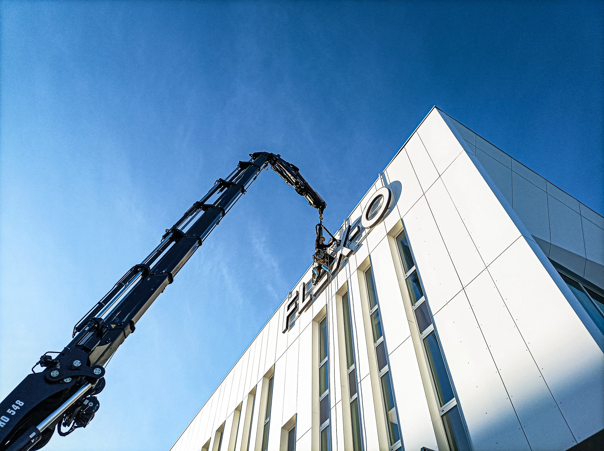 Pose d’enseignes sur un immeuble tertiaire